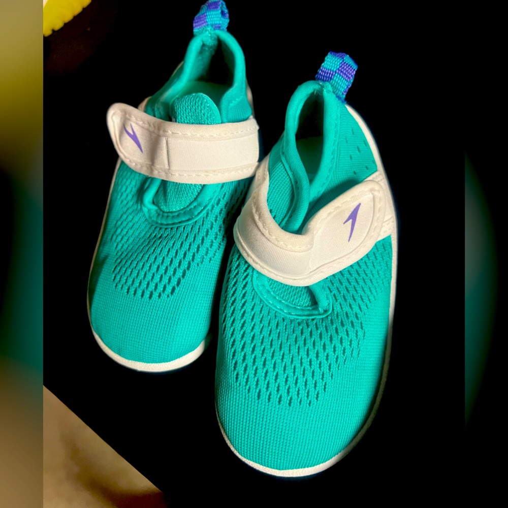 Size 5/6 toddler girls water shoes